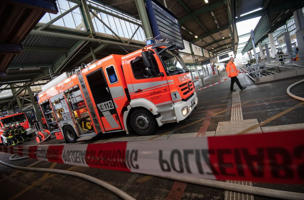 Die Feuerwehr rückte zu Löscharbeiten am Hauptbahnhof in Stuttgart aus – anderenorts bekamen Fahrgäste die Krise, weil die Bahn sie nicht über die Vorgänge informierte.