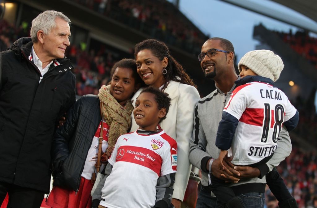 Vor dem Spiel wurde Cacau – hier mit seiner Familie und dem neuen VfB-Präsidenten Wolfgang Dietrich verabschiedet.