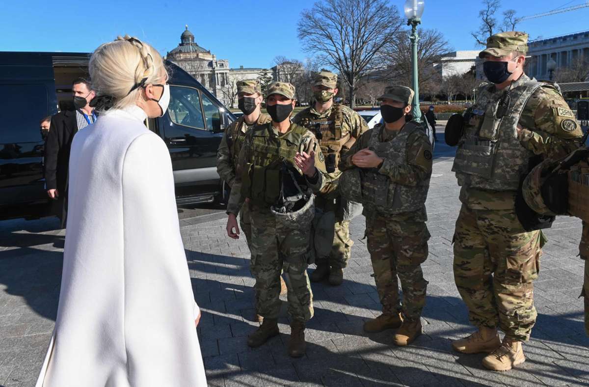 Popstar Lady Gaga spricht mit Soldaten vor dem Kapitol.
