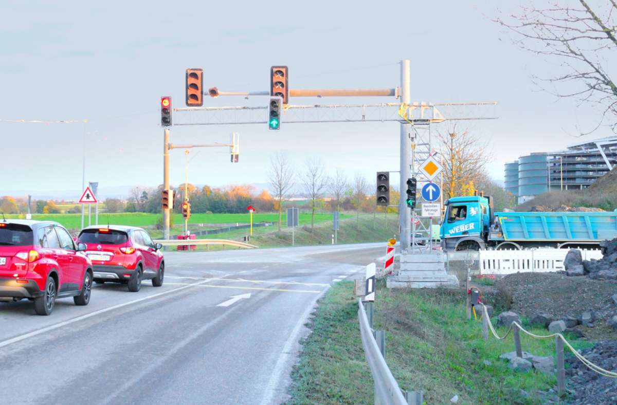 Viele Autofahrer an der Einmündung Echterdinger Straße und L1192 biegen weiterhin Richtung Plieningen Ortsmitte ab. Foto: Torsten Schöll