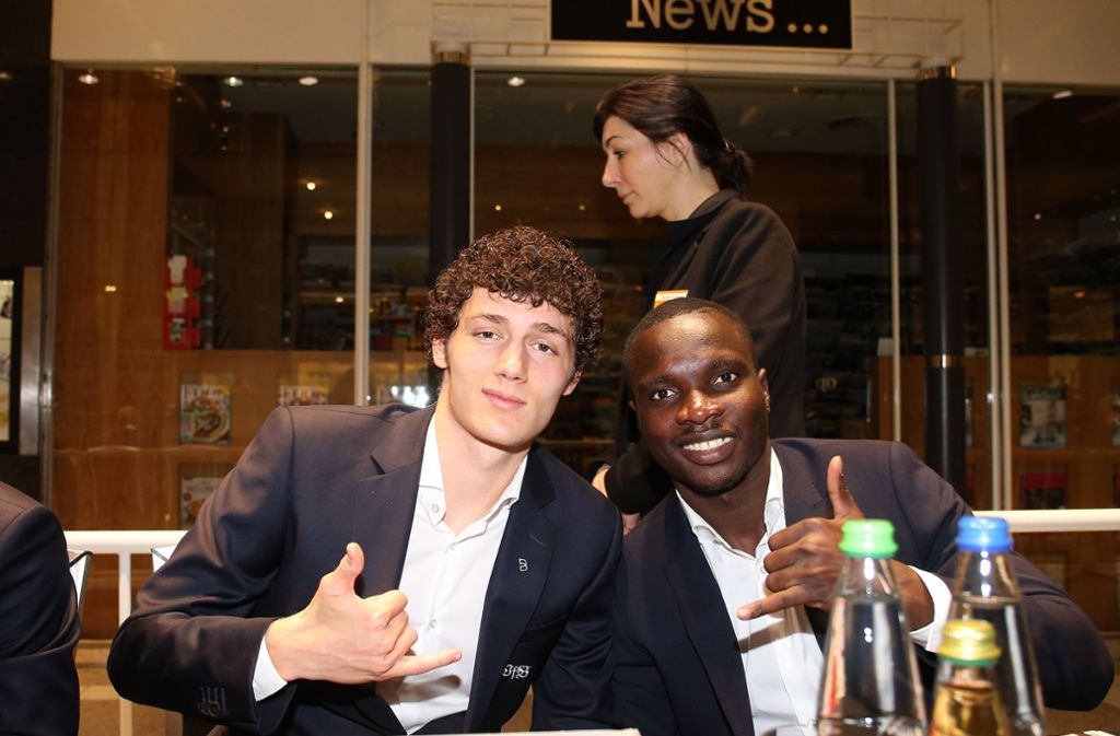 Benjamin Pavard mit Chadrac Akolo (rechts)