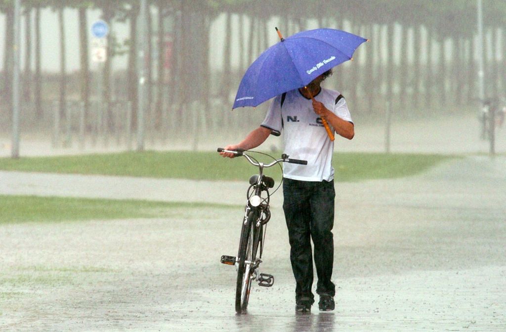 Wer mit dem Fahrrad oder Motorrad unterwegs ist und von einem Gewitter überrascht wird, sollte während des Unwetters auf eine Weiterfahrt verzichten.