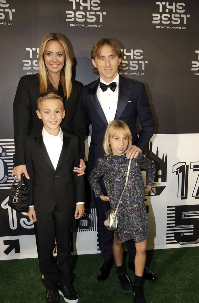 Brachte sich Verstärkung zur Verleihung mit: Luka Modric mit seiner Frau Vanja Bosnic und seinen Kindern Ivano und Ema bei der Verleihung.