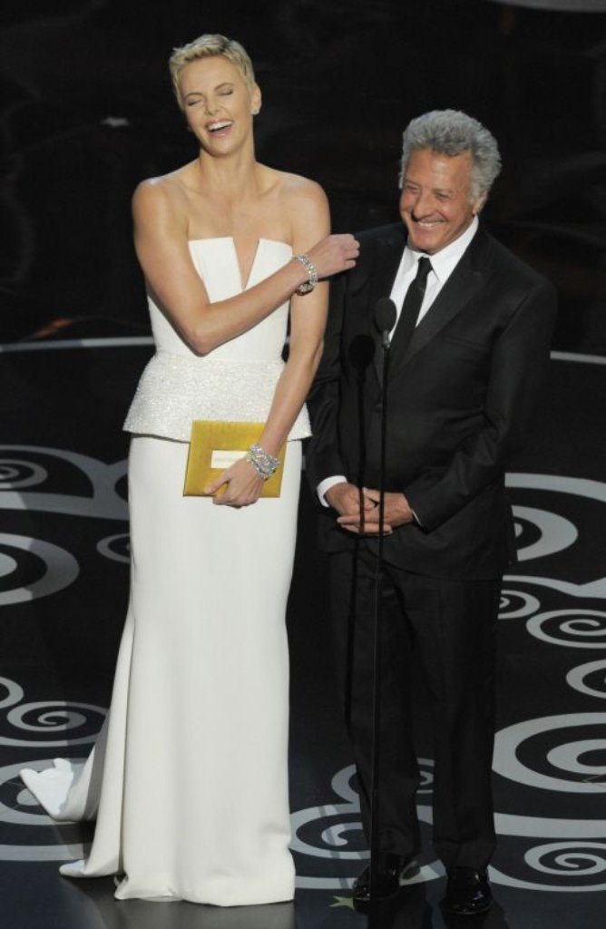 Charlize Theron und Dustin Hoffman auf der Oscar-Bühne.