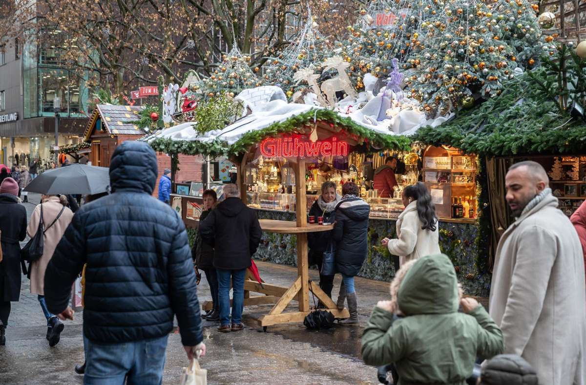 Der mit Abstand größte Weihnachtsmarkt in der Region ist jener in der Landeshauptstadt Stuttgart. Dieses Jahr gibt es dort rund 300 Stände.