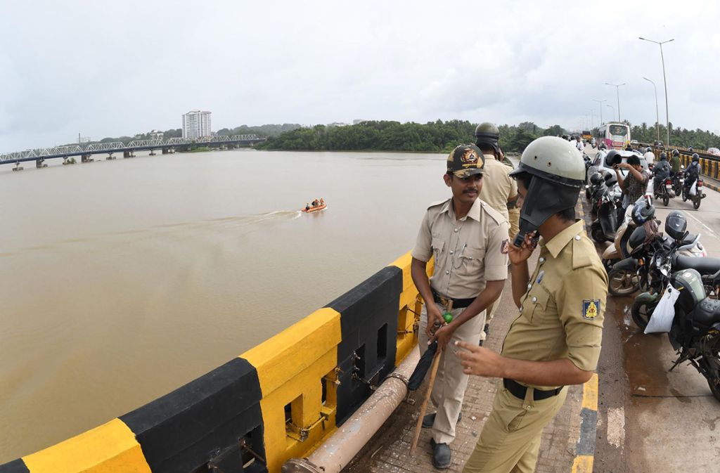 Zwei Polizisten auf einer Brücke bei Mangalore.