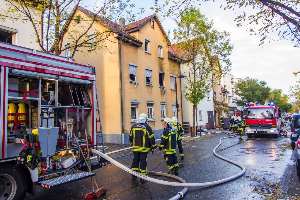 Bei einem Brand in der Innenstadt von Waiblingen im Rems-Murr-Kreis ist am Dienstagabend ein Mensch ums Leben gekommen.