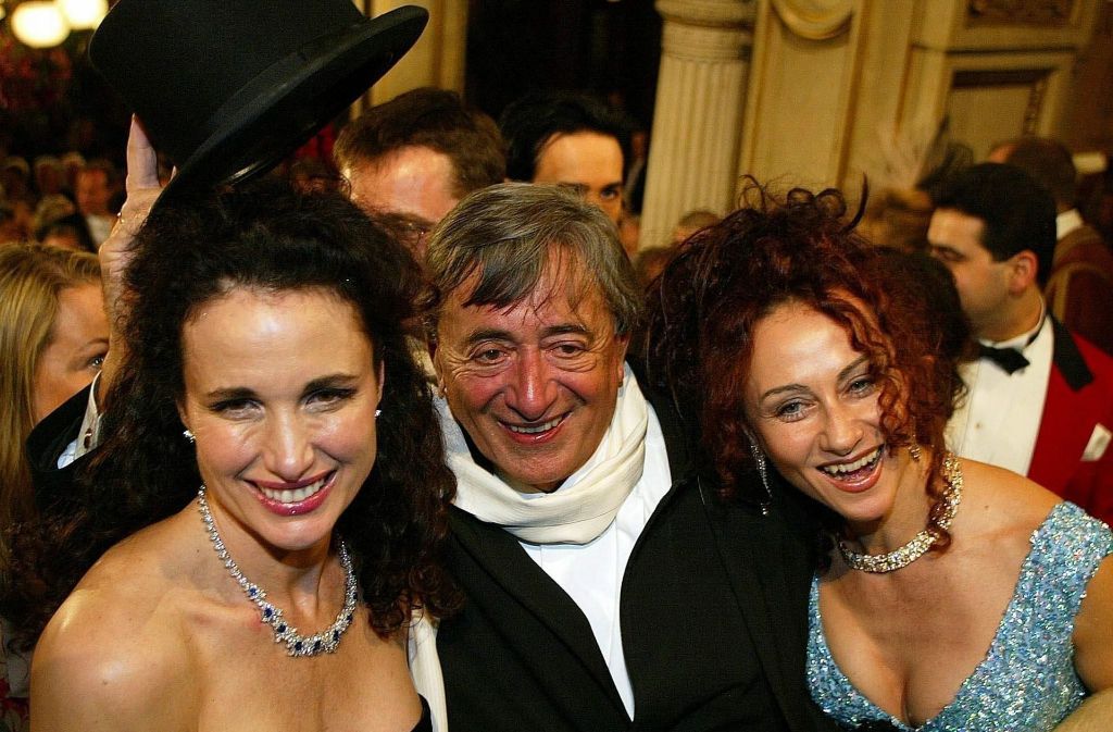 Schauspielerin Andi MacDowell posierte 2004 gemeinsam mit Bauunternehmer Richard Lugner und seiner damaligen Frau Mausi auf dem Wiener Opernball.
