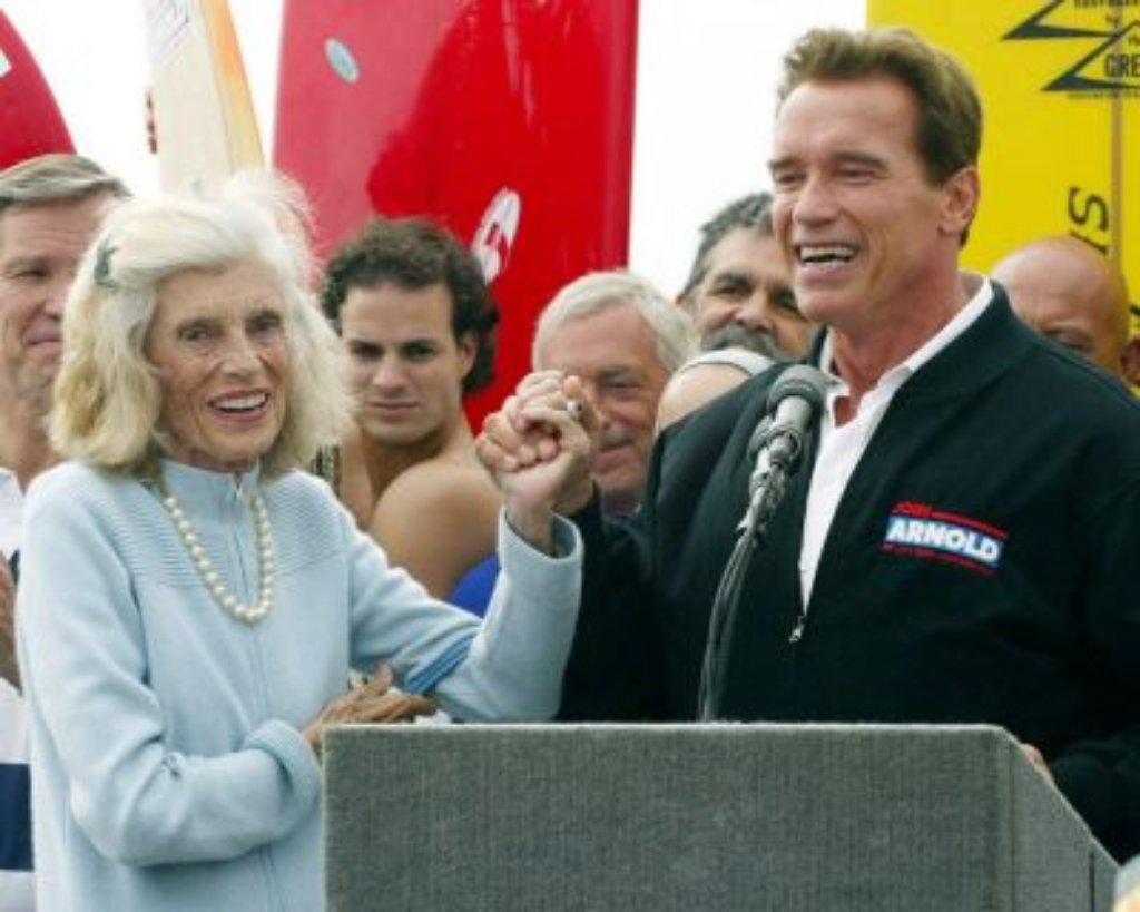 Familienauftritt in Kalifornien im Jahr 2003: Demokratin Eunice Kennedy Shriver unterstützt ihren Schwiegersohn, den Republikaner Arnold Schwarzenegger, im Wahlkampf.