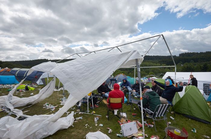 Heftige Windböen machen Festival-Besuchern zu schaffen