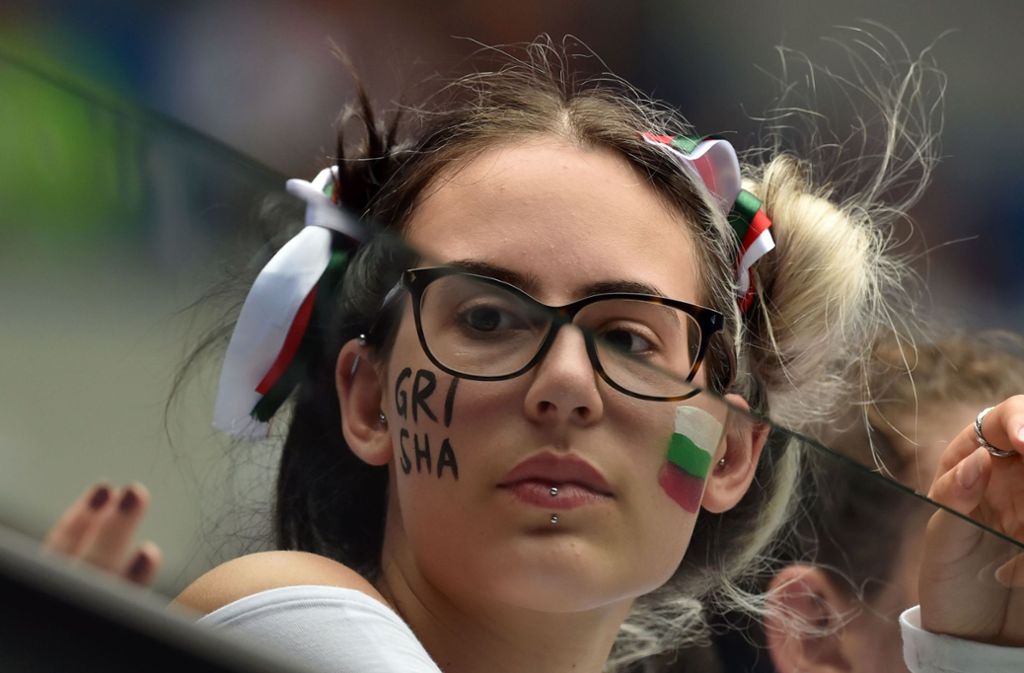 Mit der bulgarischen Landesfarben im Gesicht und auf dem Haupt fällt diese junge Dame auf.