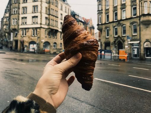Mit einem frischen Croissant aus der Boulangerie kommt Frankreich-Flair in den Kessel. Foto: Louise Savine