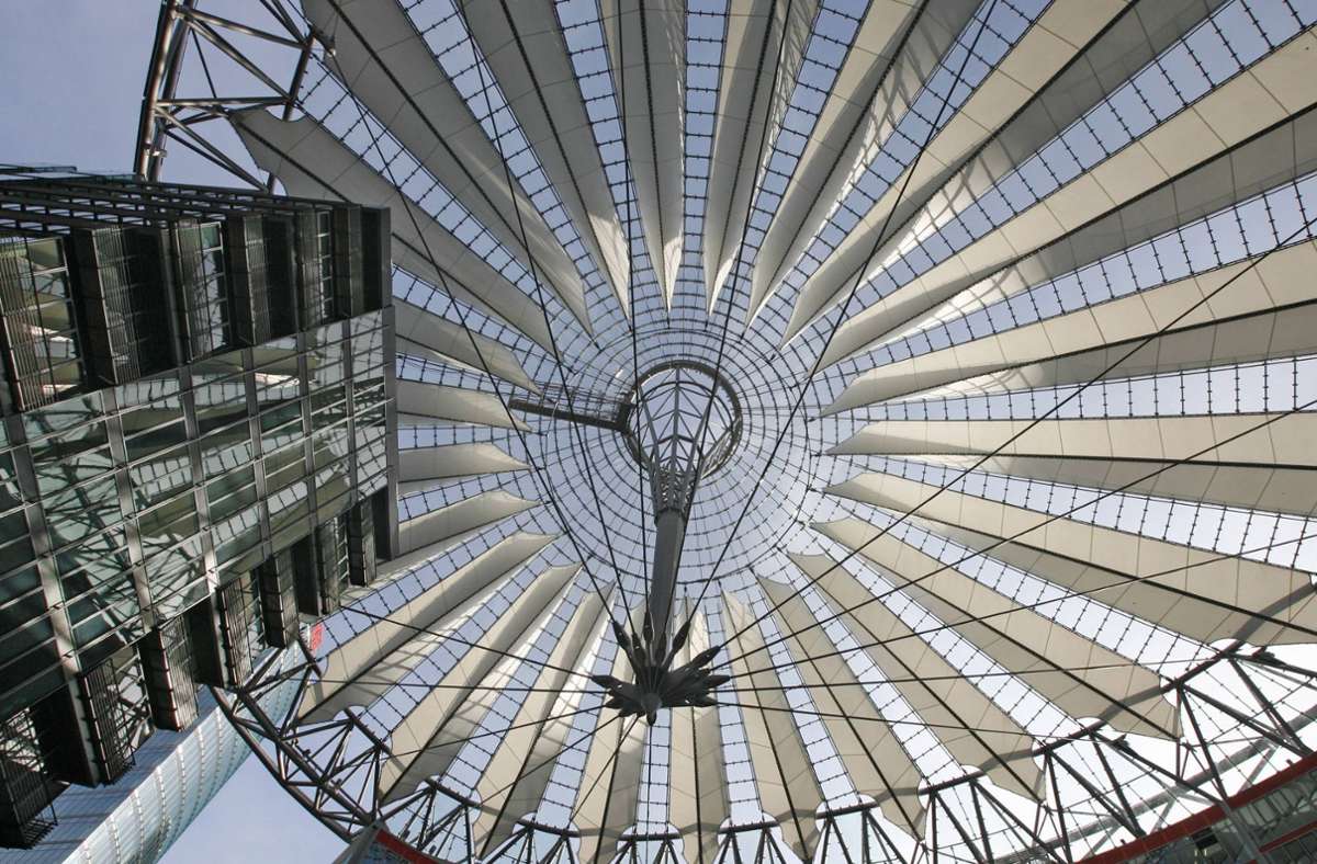 Die spektakuläre Kuppel des Sony Center zieht seit 2000 Touristen zum Potsdamer Platz in Berlin.