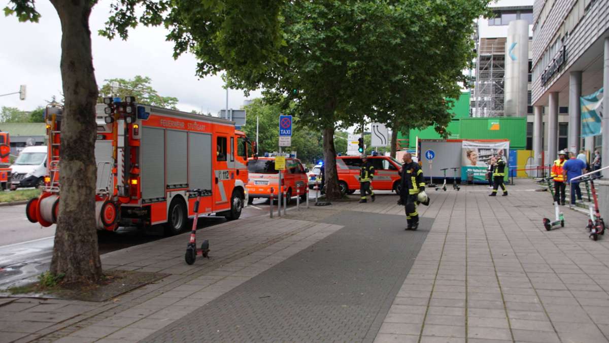  Ein Wasserschaden im Klinikum Stuttgart ruft am Donnerstagvormittag die Feuerwehr auf den Plan, die mit einem Großaufgebot ausrückt. 