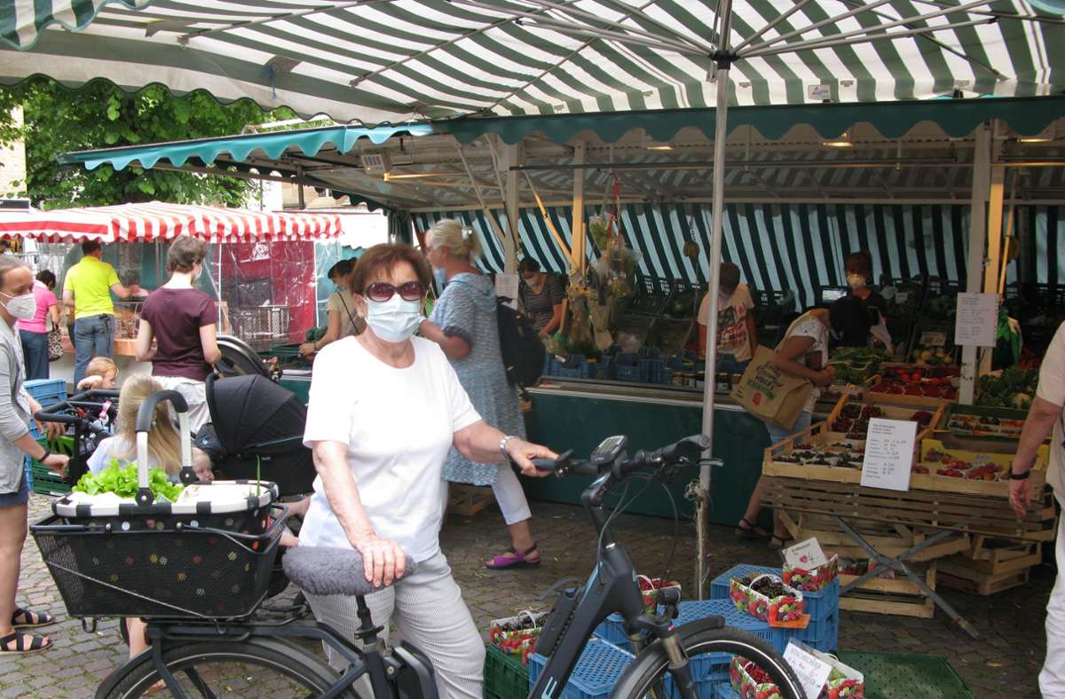 Zum Wochenmarkt kommen einige Besucher mit dem Fahrrad zum Einkaufen.
