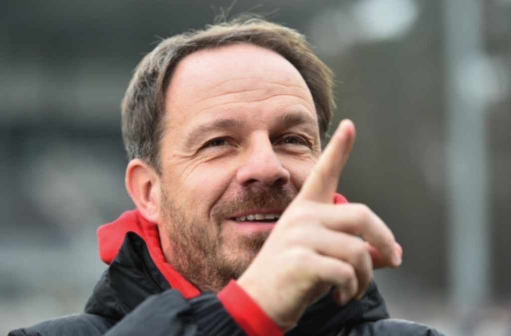 In die Saison 2015/2016 startet Alexander Zorniger als offizieller Nachfolger von Huub Stevens als VfB-Trainer. Allerdings unterliegt der VfB in vielen Spielen und findet sich wie im Vorjahr am Ende der Tabelle wieder.