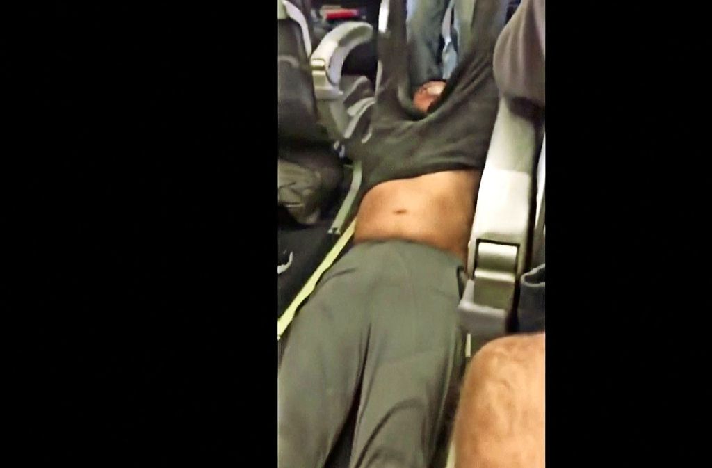 Das Video einer Mitreisenden zeigt es: Mit roher Gewalt wird der Passagier von Sicherheitskräften aus der United-Maschine gezogen