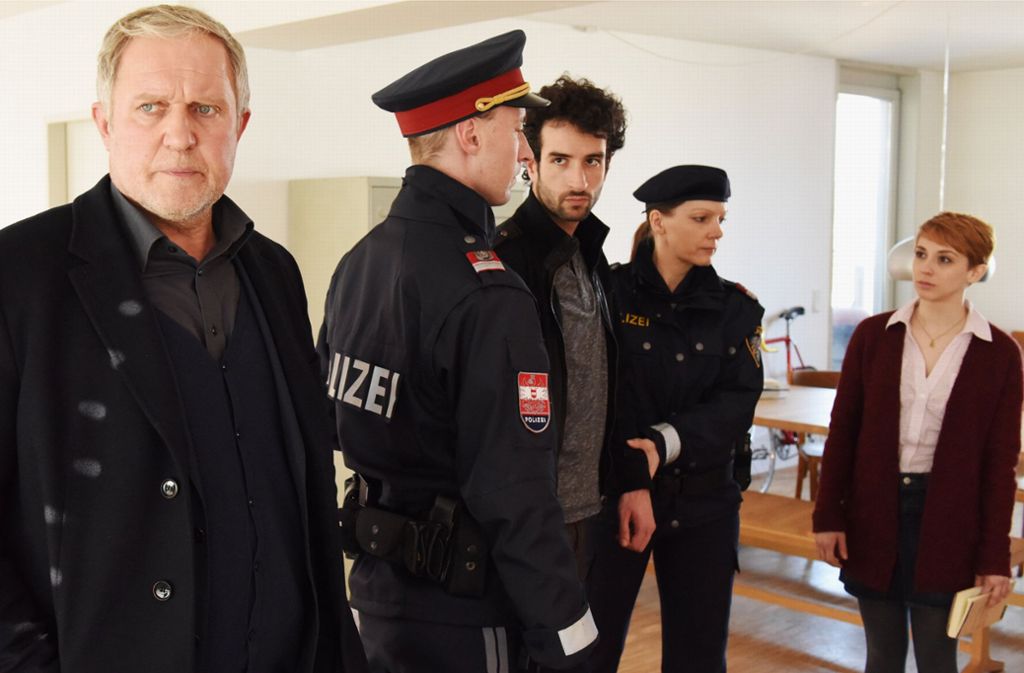 Eisner (Harald Krassnitzer, li.) lässt Kerem (Mehmet Sözer), den Freund seiner Tochter Claudia (Tanja Raunig), festnehmen.