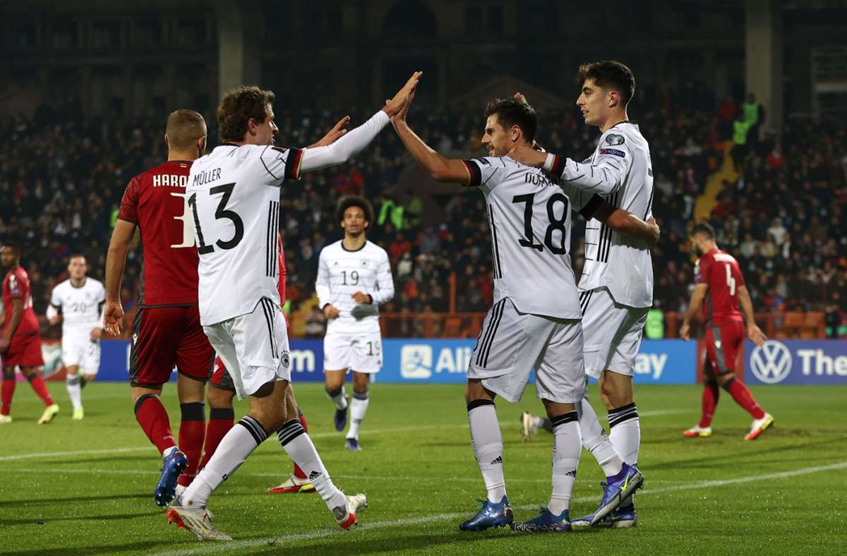 Die deutsche Elf qualifizierte sich vorzeitig für die WM – hier jubeln Thomas Müller, Jonas Hofmann und Kai Havertz im letzten Spiel in Armenien.