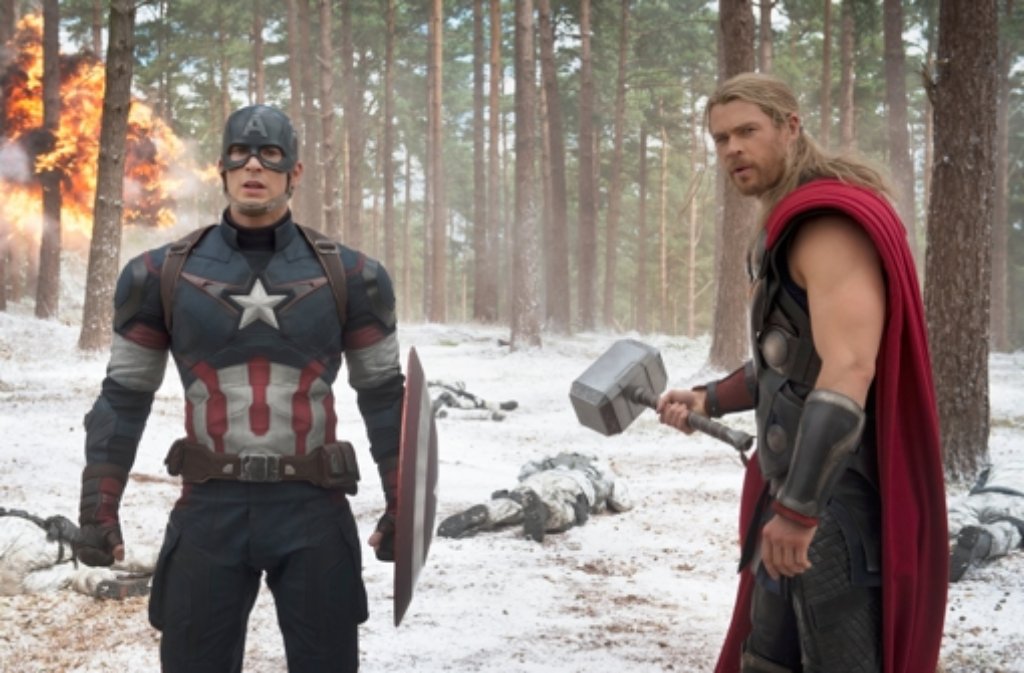 Chris Evans (l) als Captain America und Chris Hemsworth als Thor in einer Szene des Kinofilms «The Avengers: Age of Ultron».