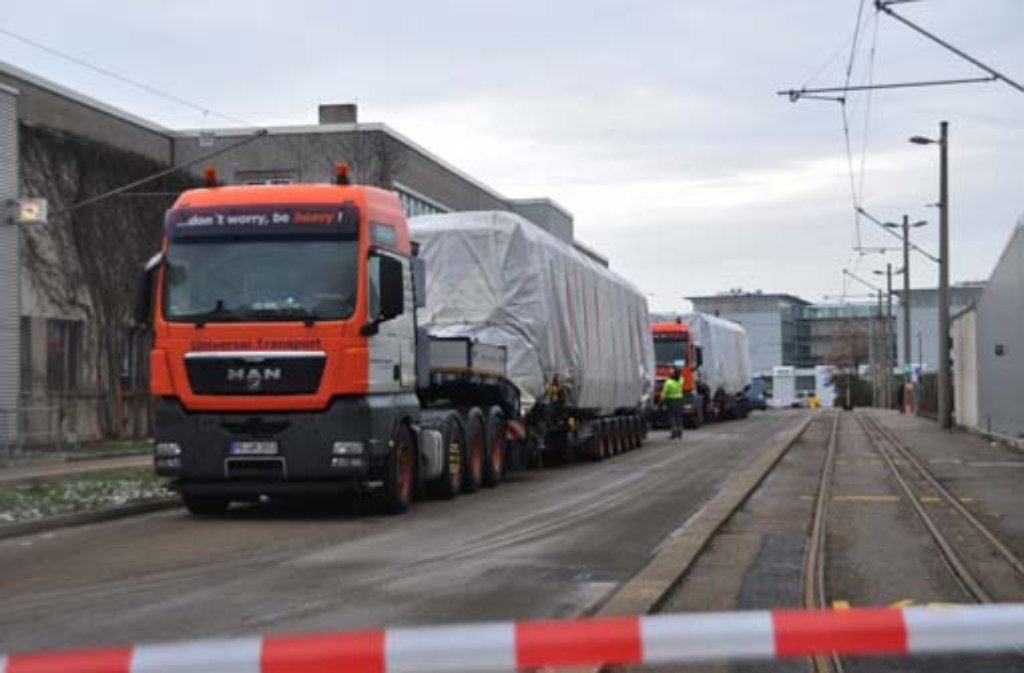 Die neue Stadtbahn wurde am 6. Dezember von Schwertransportern angeliefert und tags darauf von der SSB in Möhringen enthüllt. Mitte 2013 sollen die neuen Bahnen durch Stuttgart fahren - vorausgesetzt die Tests verlaufen reibungslos.