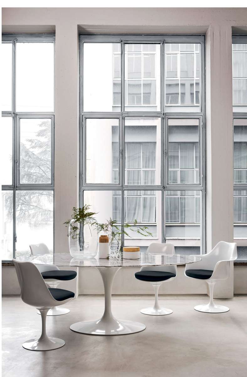 IIonische „Tulip Armchairs“ samt Tisch von Eero Saarinen für Knoll International.