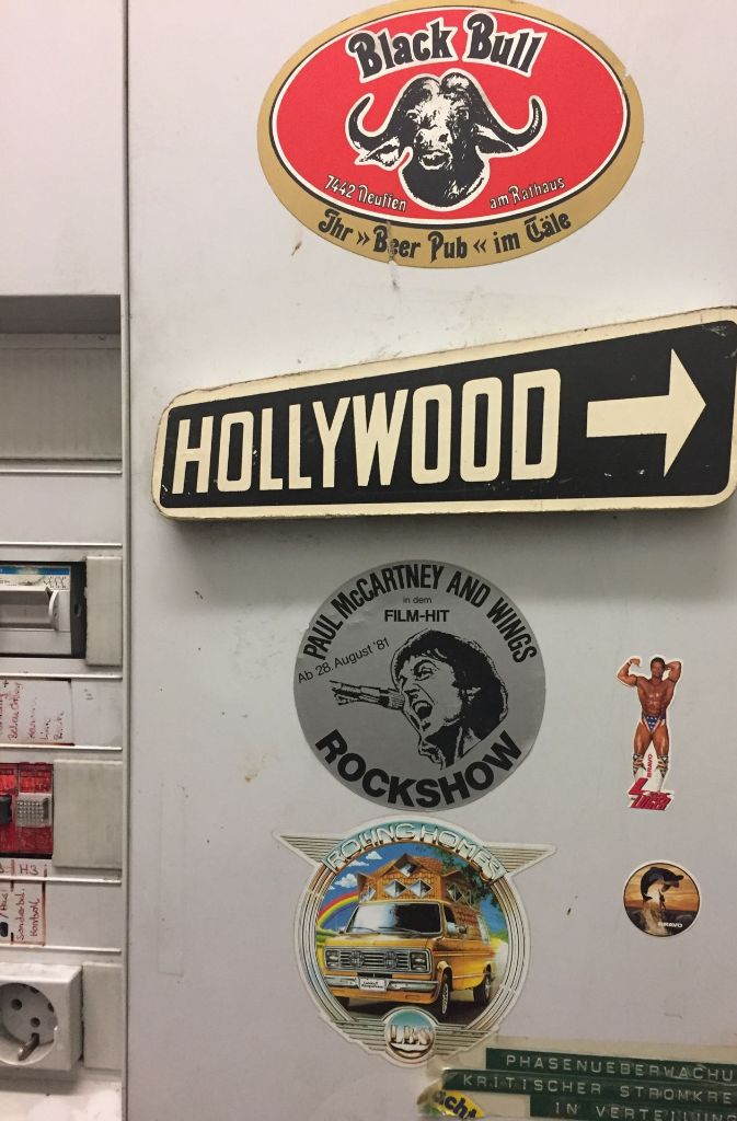 Wo bitte geht’s nach Hollywood? Zum Teil Jahrzehnte alte Sticker verdeutlichen, wie lange in den Innenstadtkinos schon Filme gezeigt werden.