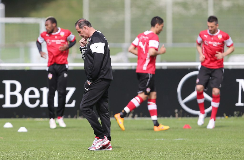 Huub Stevens zeigt sich beim Training des VfB Stuttgart von seiner nachdenklichen Seite.