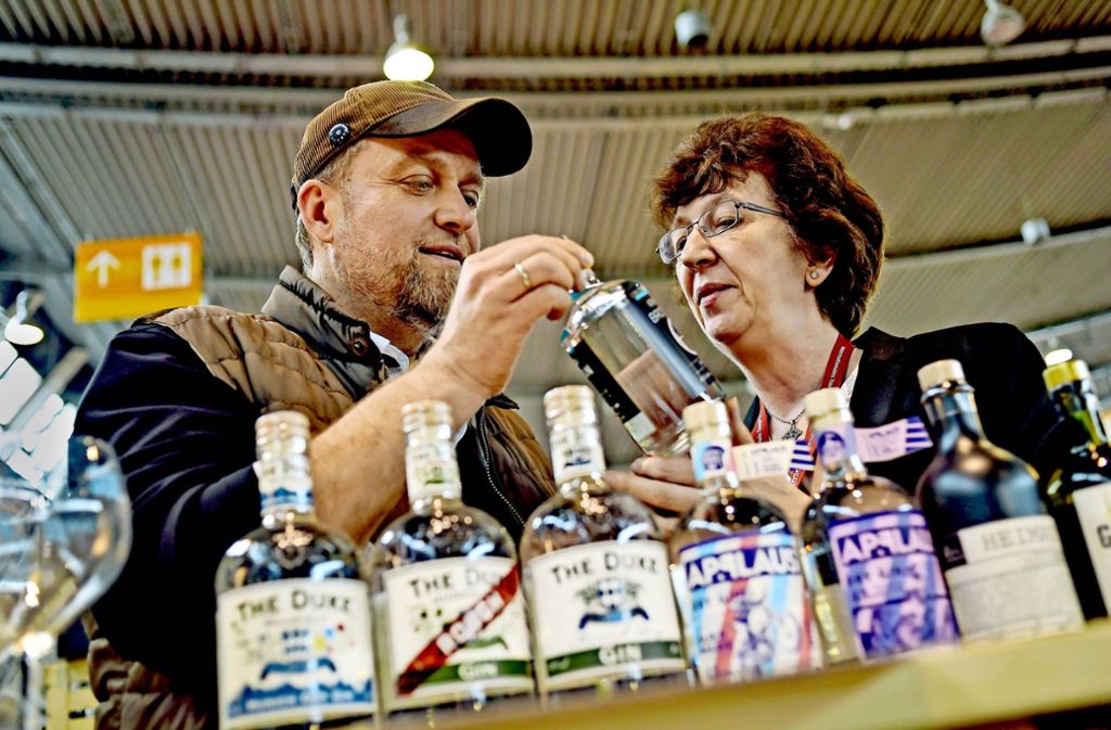 Fachgespräch: Ginhersteller Hans-Peter Schwarz und Autorin Petra Milde. Foto: Lg/Kovalenko