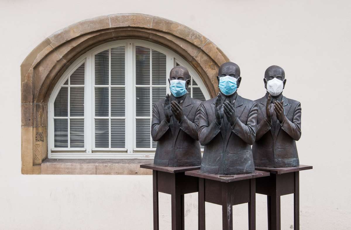 In Backnang trugen zeitweise selbst die „Claqueure“-Statuen Mundschutz – eine Guerilla-Kunstaktion.