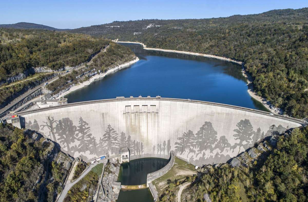 Das Kunstwerk auf dem Staudamm im französischen Jura ist 430 Meter breit.