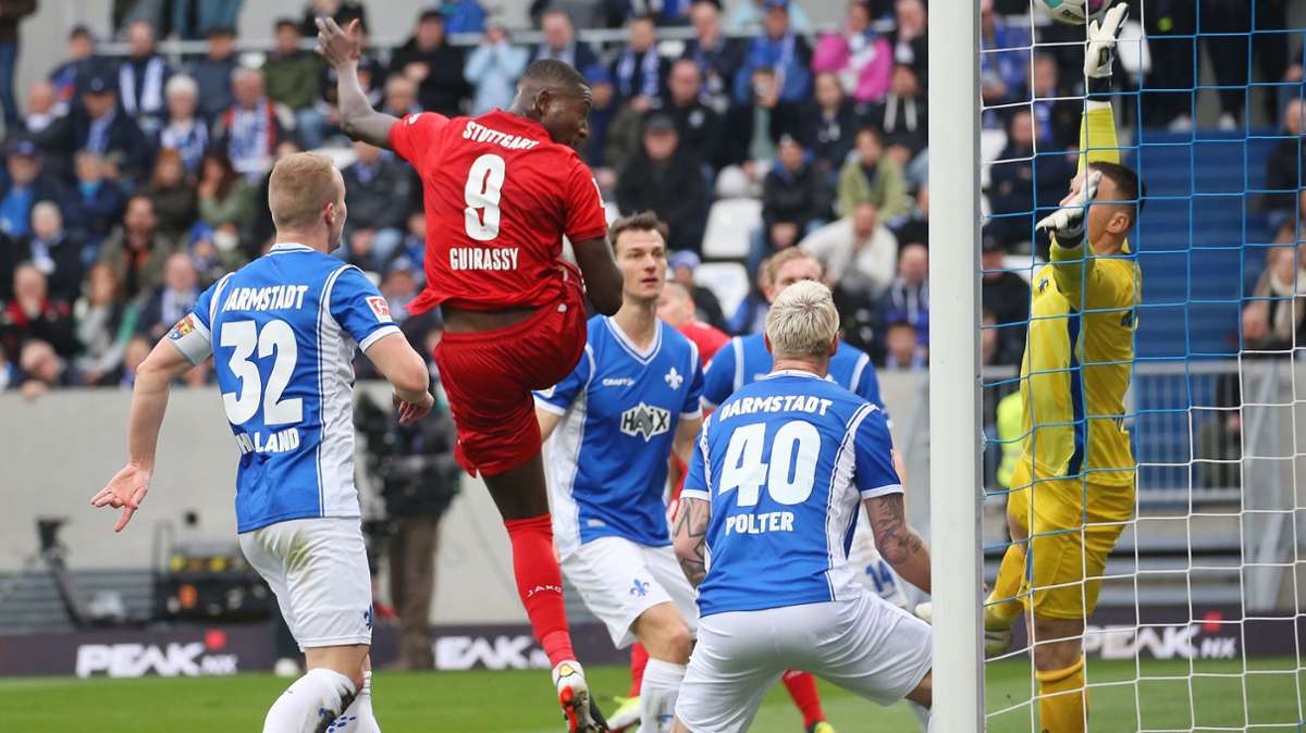 Nach 14 Minuten gelingt dem VfB dank Serhou Guirassy die 1:0-Führung. Nach einer Ecke köpft er den Ball ins Tor.