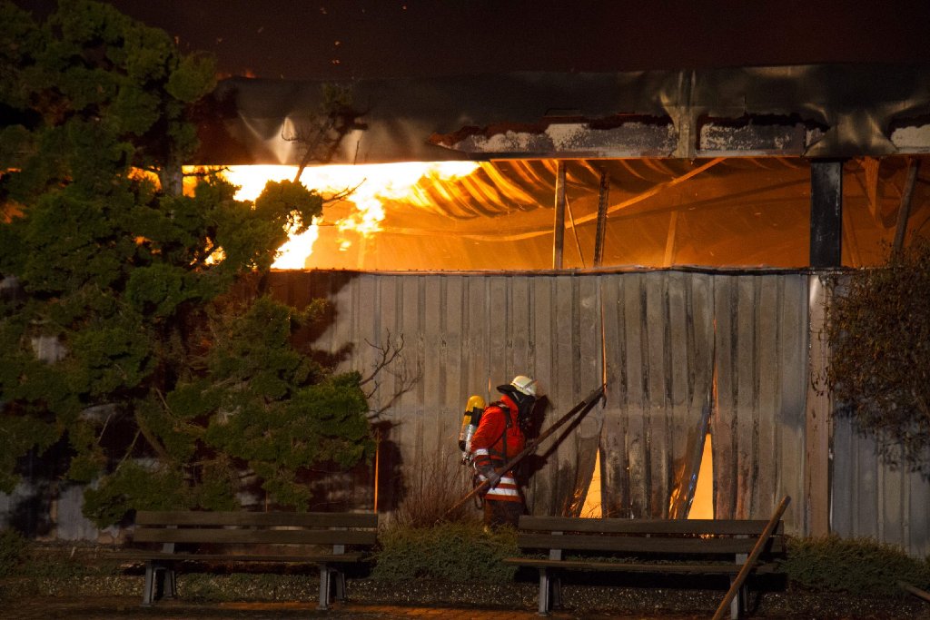 Großbrand in einer Betriebshalle in Bietigheim-Bissingen