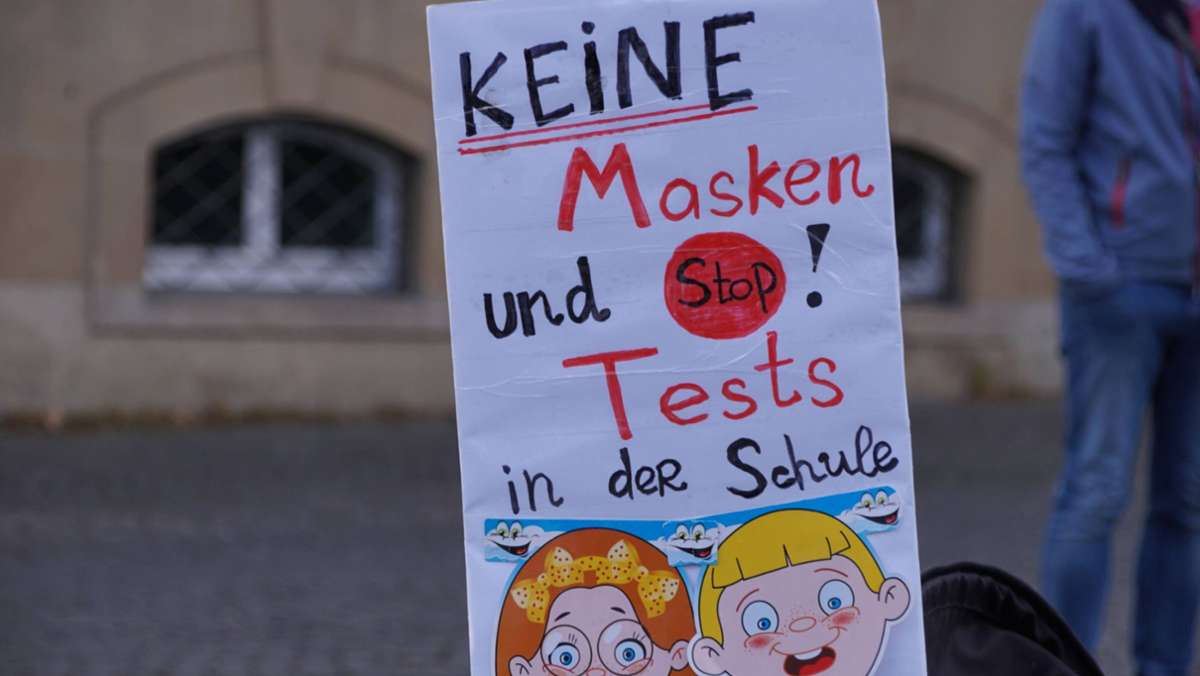Protest in Stuttgart: Eltern demonstrieren gegen Maskenpflicht  für Schüler