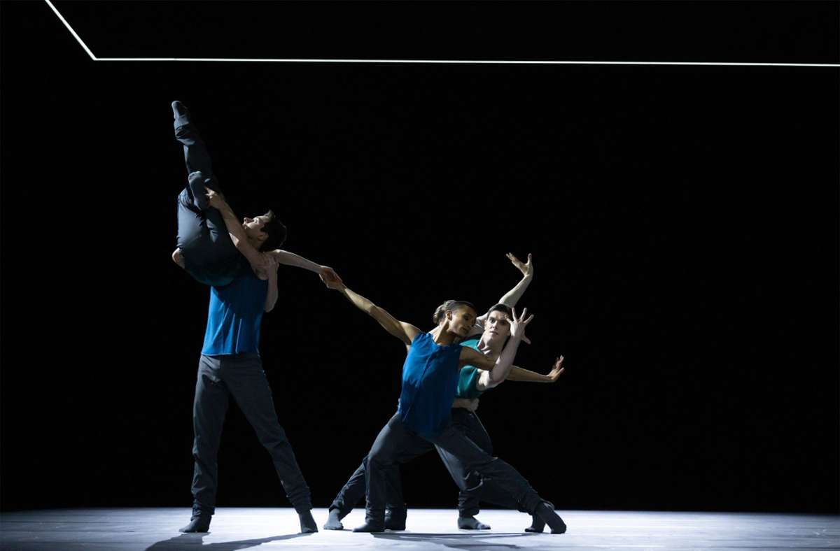 Graue Hosen, ausdrucksstarke Gesten: Das Ballett Zürich tanzt Christian Spucks  Uraufführung  „Lontano“. Foto: Ballett Zürich/Gregory Batardon