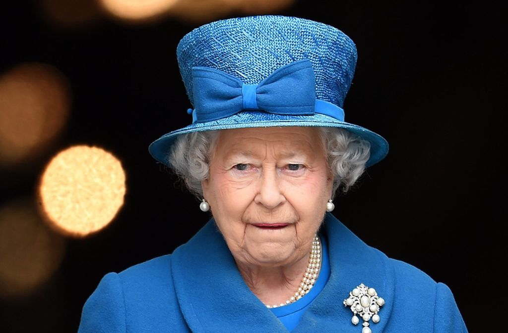 Ihre Majestät bevorzugt topfähnliche Hutexemplare. Hier sieht man sie nach dem Besuch der St. Paul’s Kathedrale in London 2015 mit einem schlumpfblauen Schleifenhut.