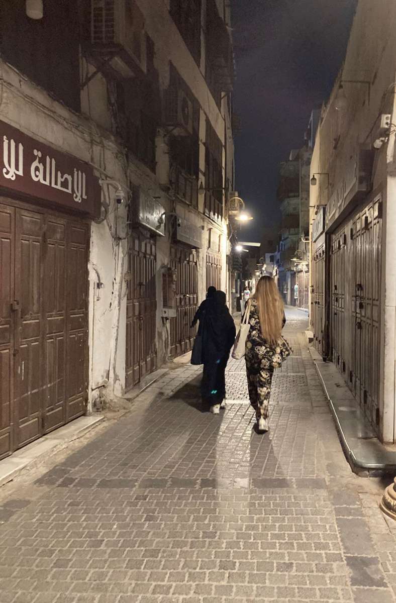 Drei Freundinnen unterwegs im Viertel Al Balad in Dschidda - zwei sind verschleiert, eine nicht.