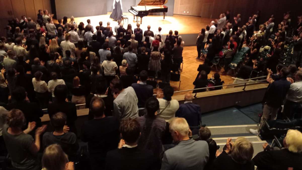 Annique Göttler in  Stuttgart: Pianistin begeistert in der Liederhalle
