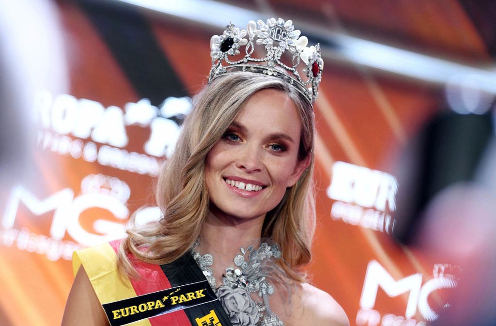 Die amtierende Miss Germany 2019 kommt aus Stuttgart und ist im richtigen Leben Polizistin im Innenstadtrevier. Bald tauscht sie Krone und Schärpe gegen die Uniform.