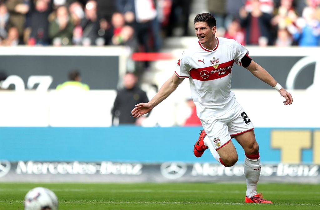 Mario Gomez hat in seiner famosen Karriere in bislang 319 Bundesligaspielen 169 Tore erzielt – davon immerhin sieben gegen Borussia Dortmund. Klar, auch Gomez wird nicht jünger und schießt neuerdings auch mal daneben. Mit seinem Führungstreffer gegen Hannover hat er aber gezeigt, dass ein Mann wie er das Toreschießen nicht verlernt. Dortmunds hochgelobter Stürmer Paco Alcacer hingegen jubelte am Freitagabend vergeblich über seinen ersten Treffer in diesem Jahr. Der BVB verlor trotzdem 1:2 in Augsburg.