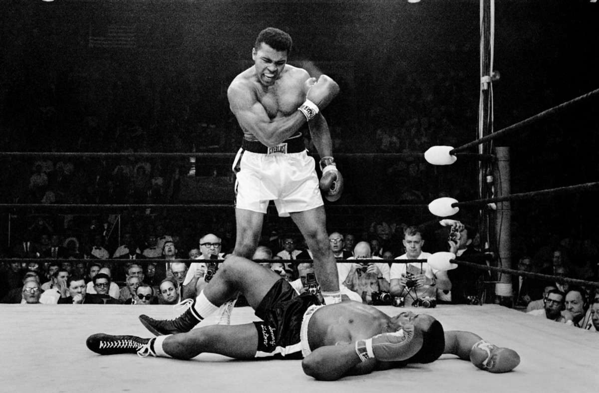 Ali steht über dem zu Boden gegangenen Sonny Liston, Mai 1965