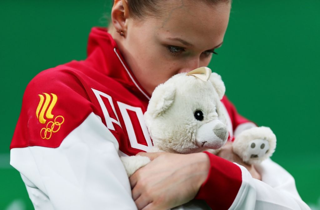 Wenn nur noch der Teddy trösten kann: Daria Spiridonova aus Russland hielt ihr Kuscheltier in den Armen, während den Qualifikationen für die Kunstturnerinnen.