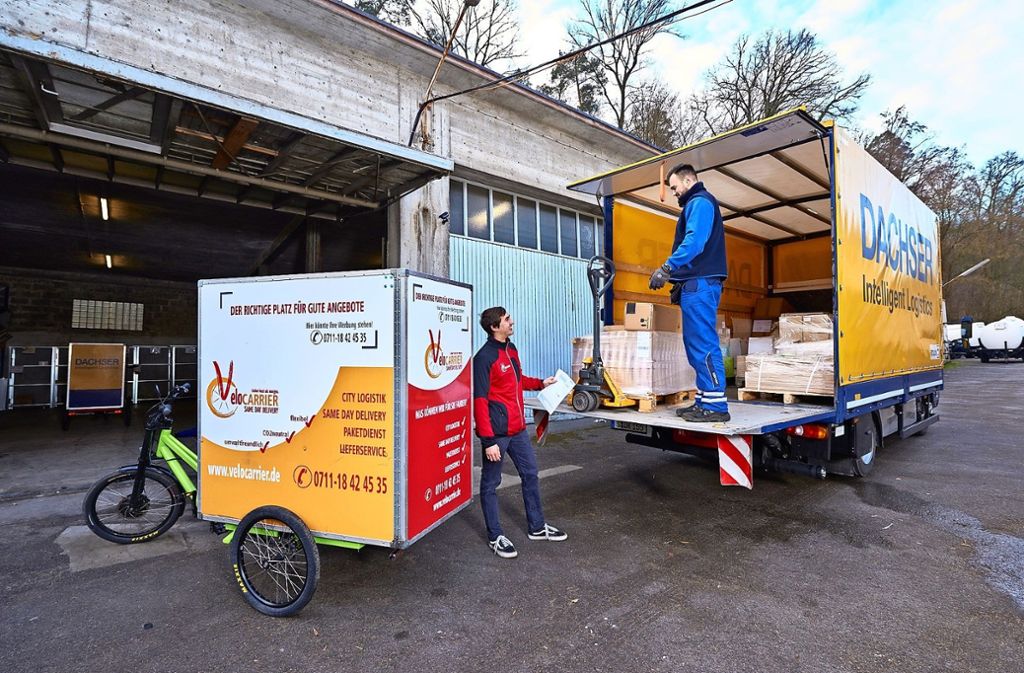 Ein   Beispiel, das in Stuttgart Schule machen soll: Ein  Elektro-Lastwagen bringt  die Waren an einen stadtnahen Umschlagplatz, von dort geht es per E-Bike    weiter in die City. Foto: Detlef Majer