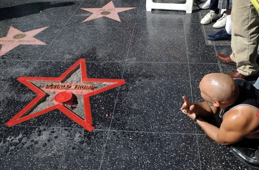 Der „Walk of Fame“ mit mehr als 2500 Sternen von Showbusiness-Größen verläuft mitten durch das Zentrum von Hollywood.