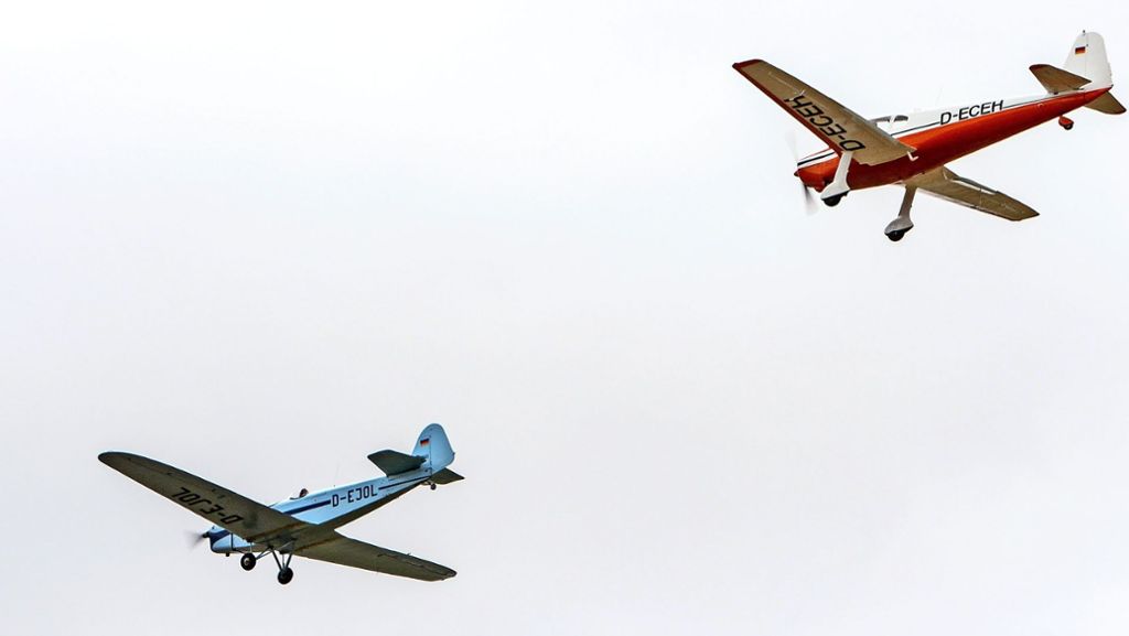  Bei bestem Segelflugwetter verfolgen Tausende Zuschauer die Vorführungen auf dem Gelände des Sindelfinger Flugsportvereins. Glanzstück aber ist ein Motorflugzeug: eine Klemm 25. 
