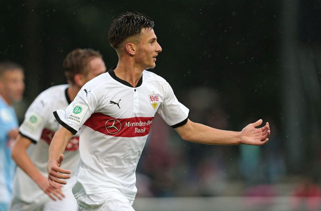 Der Angreifer Leon Dajaku wurde im Dezember 2018 im Alter von 17 Jahren, sieben Monaten und 27 Tagen gegen Borussia Mönchengladbach eingewechselt. Damit ist der gebürtige Waiblinger der fünftjüngste Spieler in der Stuttgarter Historie.