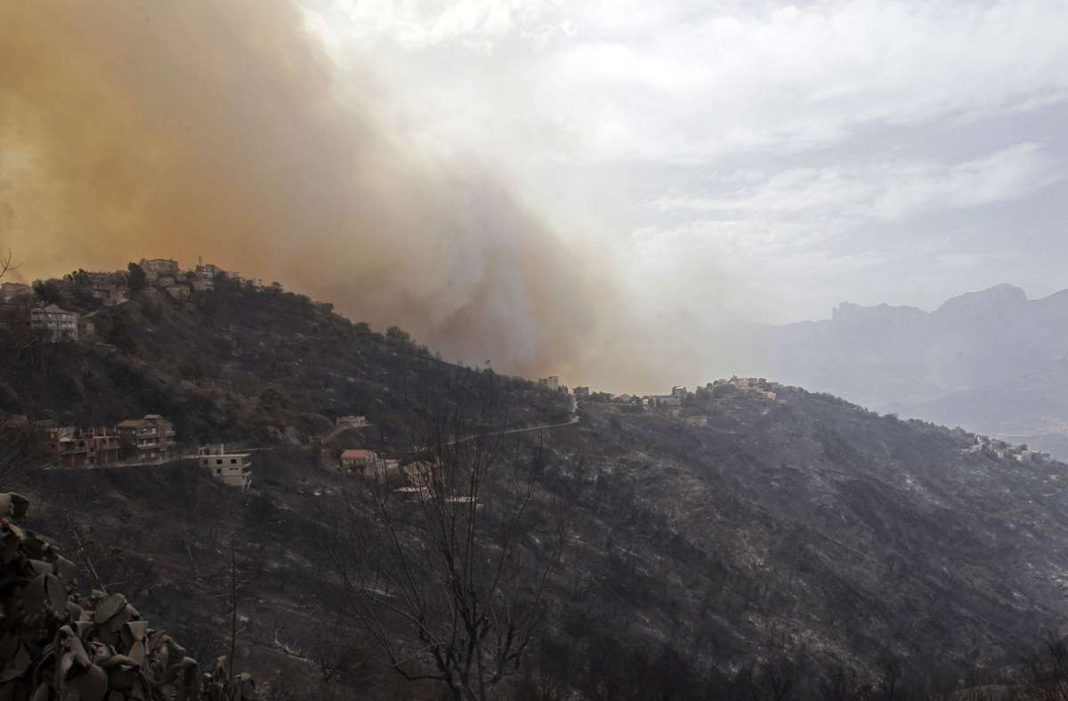 Rauch steigt neben einem Dorf in der Nähe von Tizi Ouzou, etwa 100 km östlich von Algier, auf.