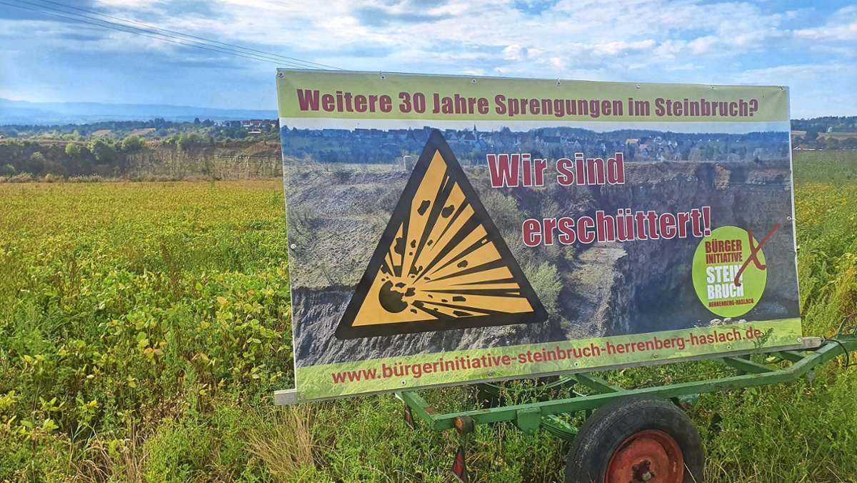 Herrenberg-Haslach: Bürgerinitiative protestiert mit Plakat gegen Steinbruch
