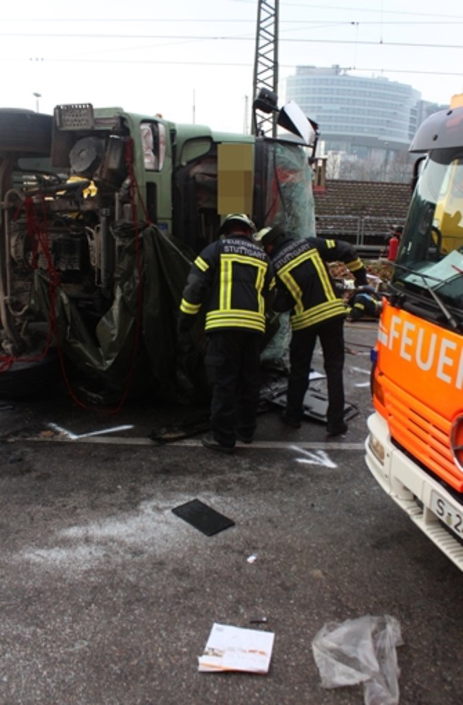 Schwerer Verkehrsunfall am Donnerstagmorgen in Untertürkheim: Ein 27 Jahre alter Laster-Fahrer ist beim Zusammenstoß mit einer Stadtbahn tödlich verunglückt.