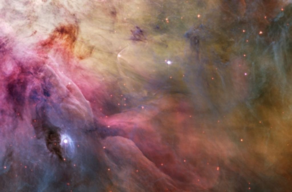 Heute erlauben Observatorien wie das Hubble-Weltraumteleskop natürlich viel detailliertere Aufnahmen kosmischer Objekte wie des Orion-Nebels – hier nur ein Ausschnitt um den jungen Stern LL Ori, der oberhalb und etwas links von der Mitte zu sehen ist (erkennbar an einem feinen Bogen, an dem Sternenwinde aufeinandertreffen).